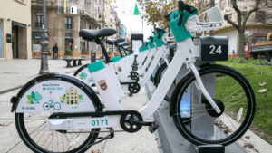 Pamplona busca impulsar servicios de movilidad sostenible ampliación del servicio de bicicletas eléctricas y mejora del servicio de taxi