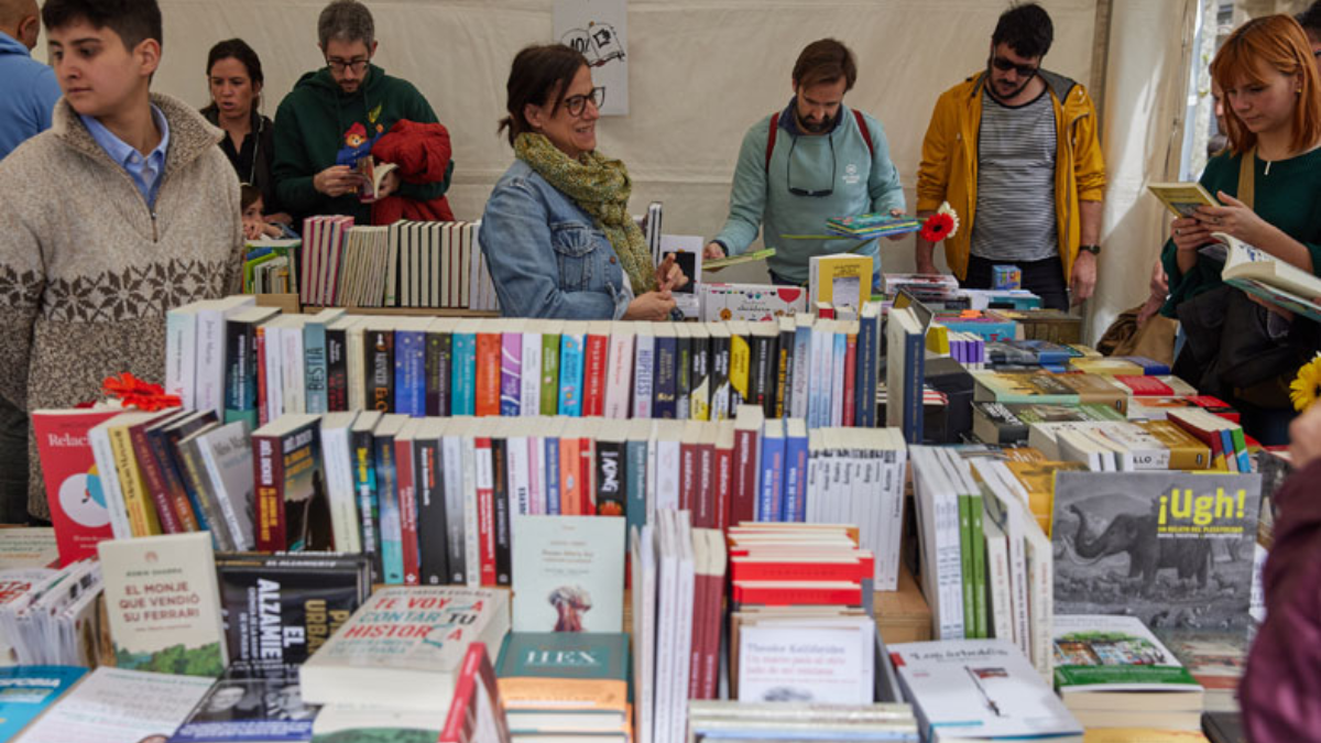 Pamplona celebra el Día del Libro y la Flor con ventas al aire libre, descuentos y un sorteo de libros