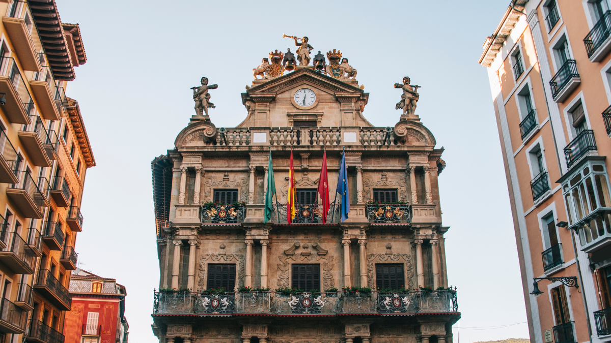 Cambios de horario y cierres de varios servicios municipales de Pamplona en verano