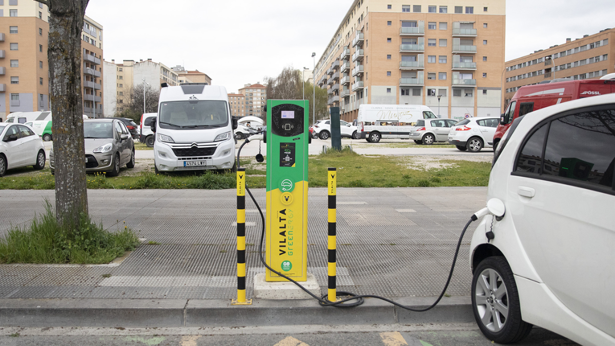 Pamplona regula el mal uso de los puntos de recarga eléctrica con sanciones y cobros