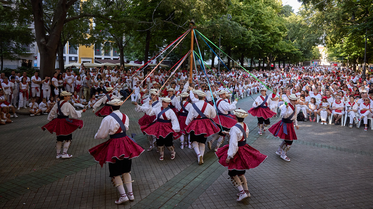 Siete tardes de cultura local en el paseo de Sarasate durante San Fermín
