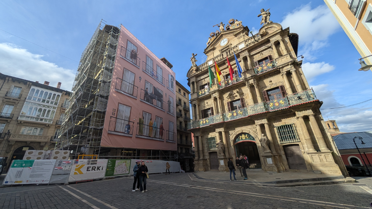 19 personajes y símbolos emblemáticos llenan de vida la fachada de Casa Seminario
