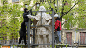 pamplona paseo sarasate estatuas