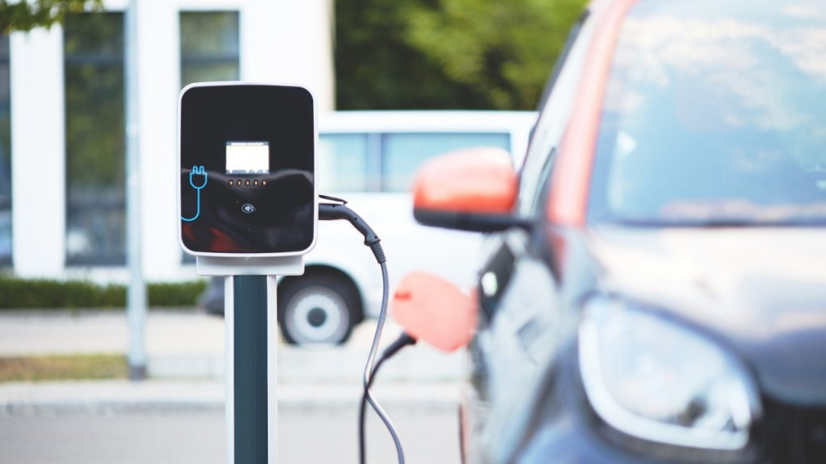 ¿Dónde están los postes de recarga para vehículos eléctricos en Huarte?