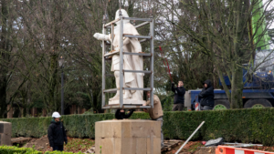 estatuas reyes paseo taconera pamplona