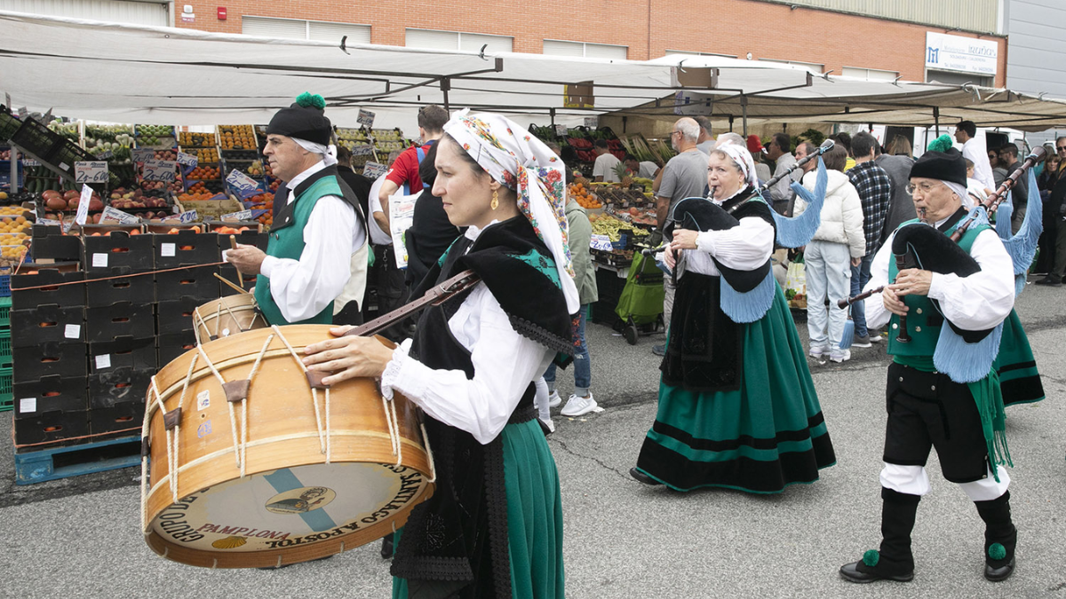 Landaben vuelve a vibrar con actuaciones musicales en su mercadillo