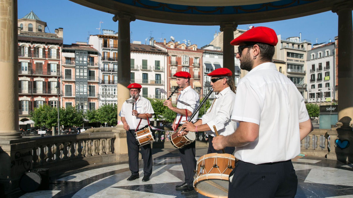 Los bailables de txistu y gaita regresan a la Plaza del Castillo de Pamplona hasta septiembre