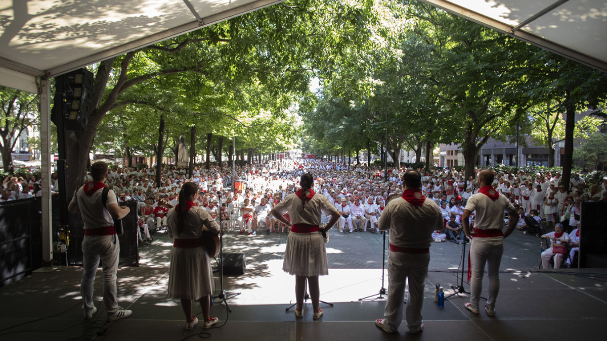 Bertsolaris, jotas y danzas protagonizan la programación de la plaza de San José durante los Sanfermines 2026
