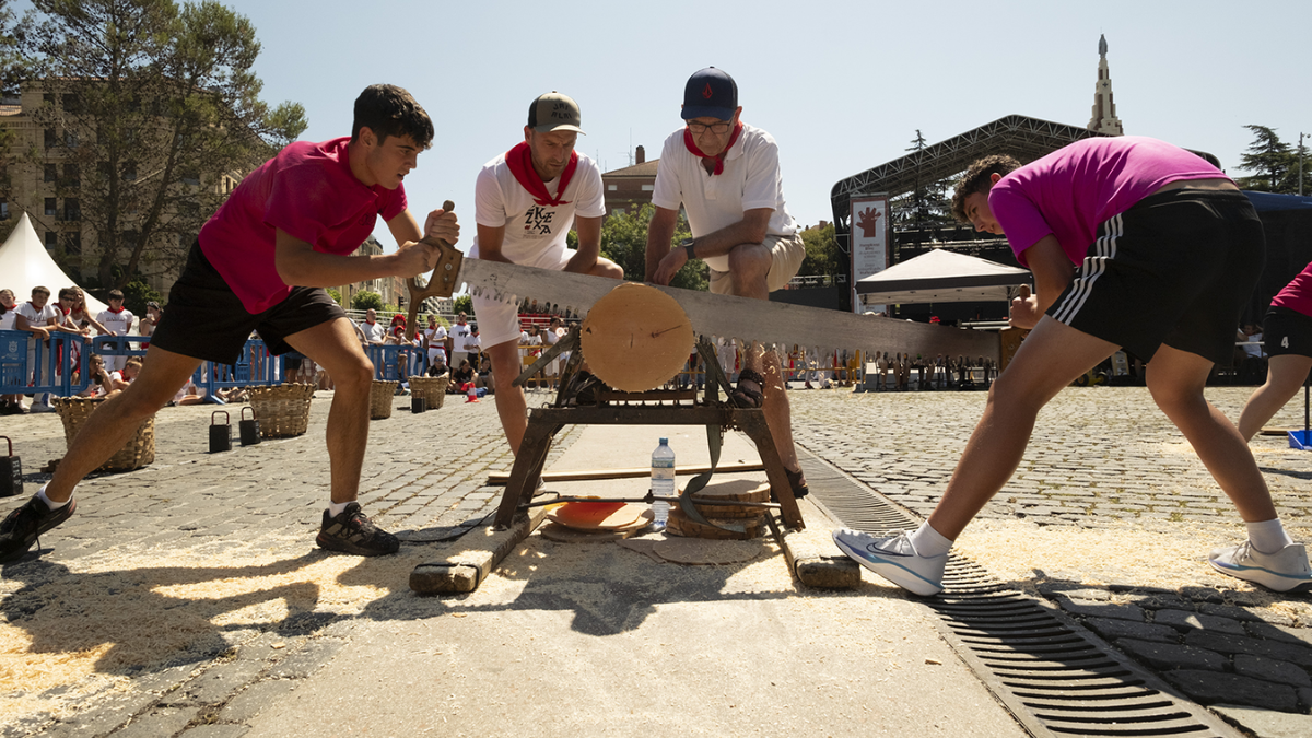 El deporte rural toma la plaza de los Fueros durante los Sanfermines