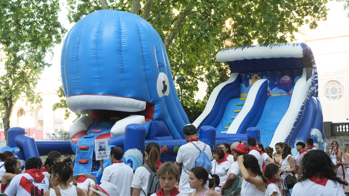 Hinchables, juegos, toros de agua y títeres: ¡Menudas fiestas! llena la plaza de la Libertad hasta el 14 de julio
